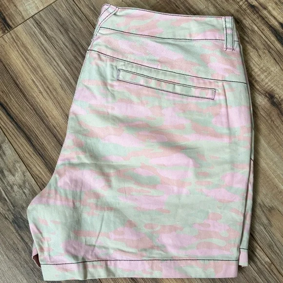 NWT Columbia Kenzie Cove Pink Camo Shorts Womens 8 4" Inseam - Picture 3 of 5